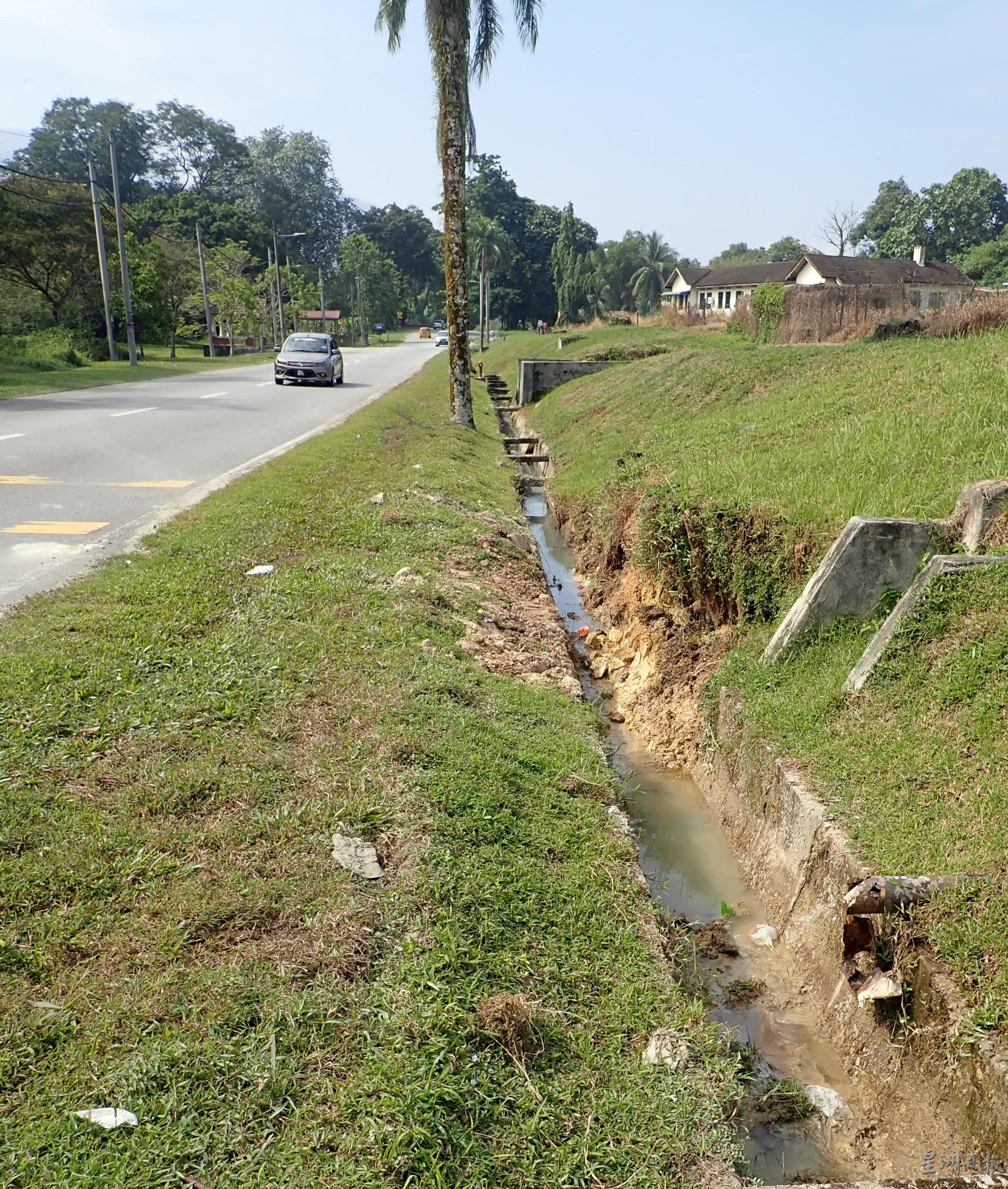 旧甘文丁路一些沟渠已破损不堪，急需提升以杜绝水患。