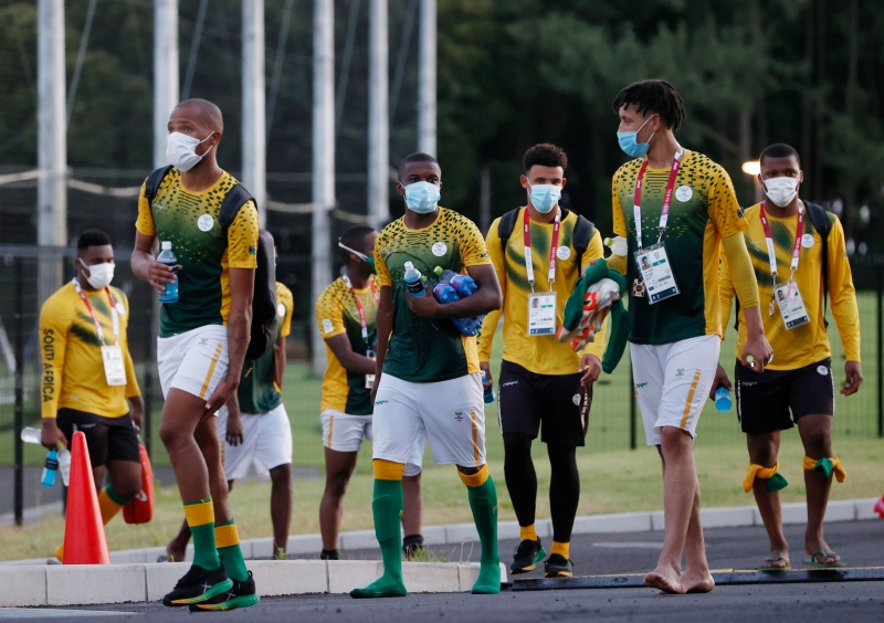 两名南非足球员成为奥运选手村内首批冠病检测呈阳性的运动员。图为南非球员戴着口罩离开训练场。（美联社照片）
