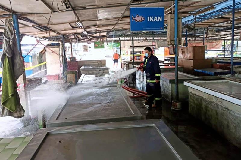 拉惹乌达义消队19日已派员为麦曼珍巴刹进行清洗和消毒，为巴刹重开做准备。