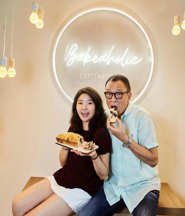 许绍雄除了在新加坡购买豪宅，也出资为女儿许惠菁开咖啡馆。