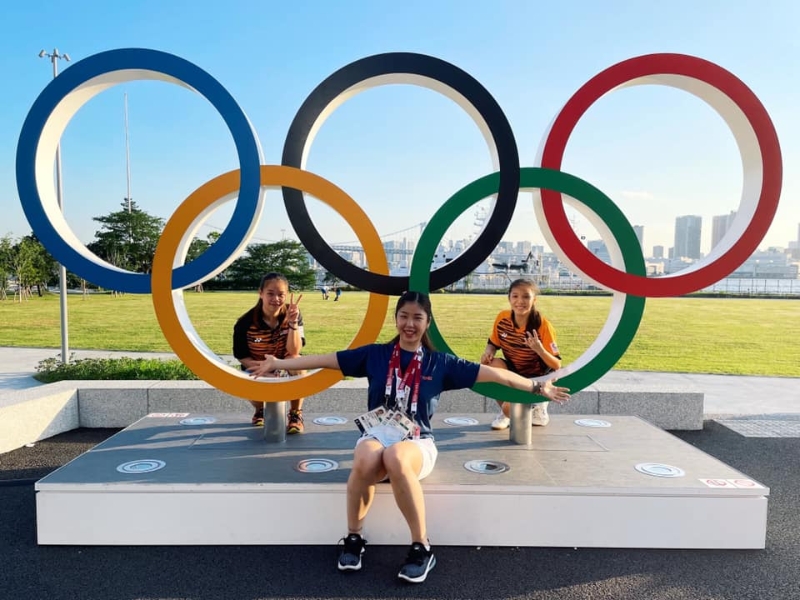 邹美君（右起）、谢抒芽和李明晏到奥运村著名打卡地点与标志性的奥运五环拍照留念。（邹美君脸书照片）