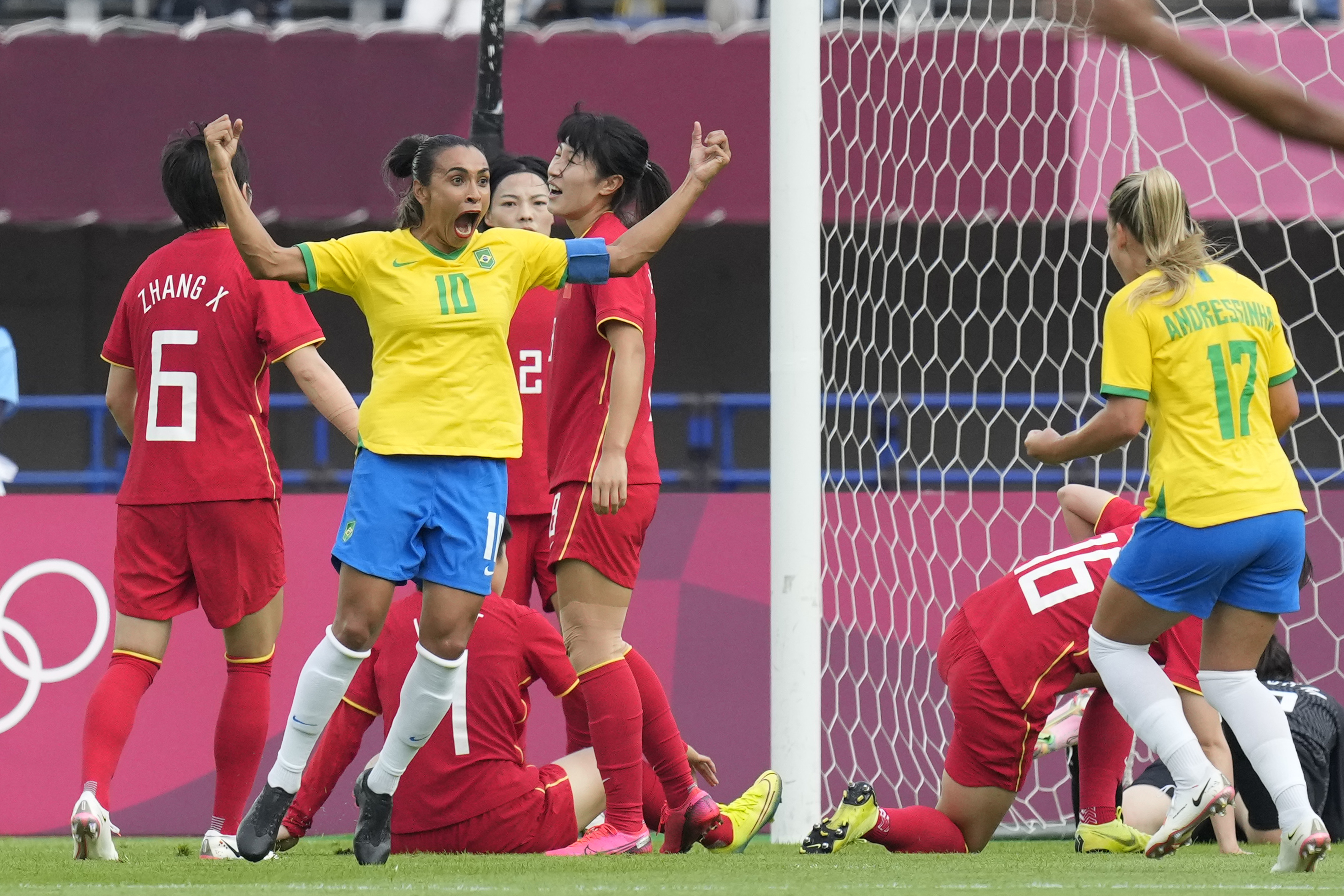 “女球王”玛塔（左二）连续5届奥运入球，带领巴西女足大胜中国5球！图为她庆祝打进球队的首球。（美联社照片）