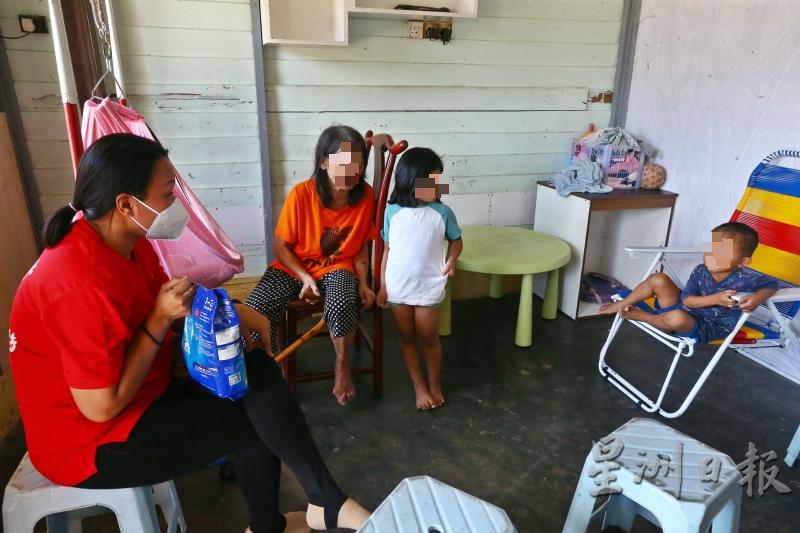 叶慧莉（左一）到陈国强住家进行家访，以进一步了解该家庭的情况。