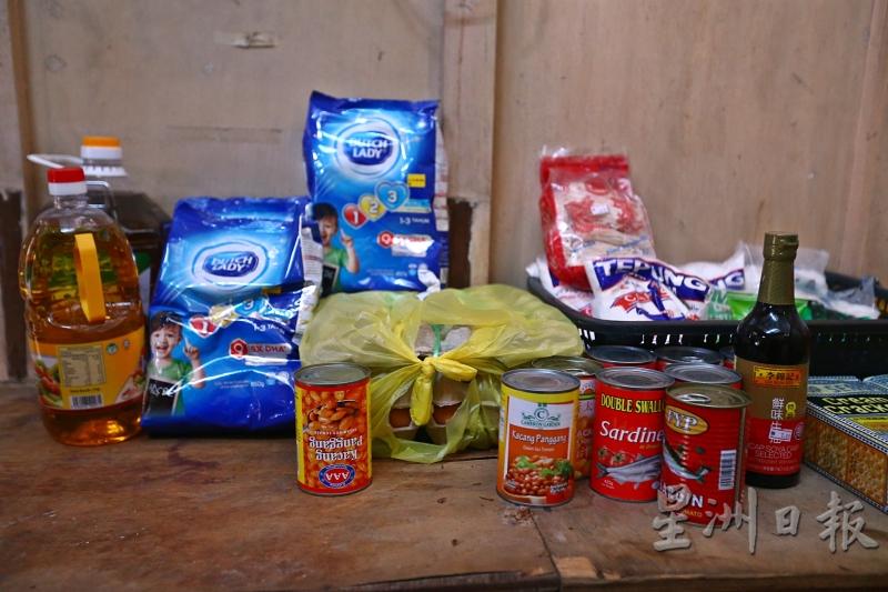 陈国强一家接到许多非政府组织的物资援助，家中囤放不少干粮。
