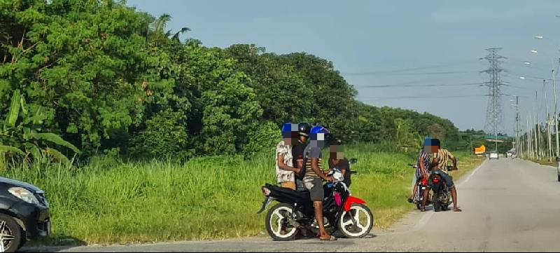 居民向古纳拉加投诉，从周二下午5时开始，就有好几名青少年在巴生圣淘沙黄梨园路群聚非法飙摩托车。
