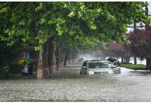 车辆在郑州市航海路东三环附近被淹。