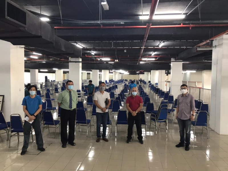  黎潍裮（中）视察将在7月26日运作的Galaxy Ampang Mall 疫苗接种中心。