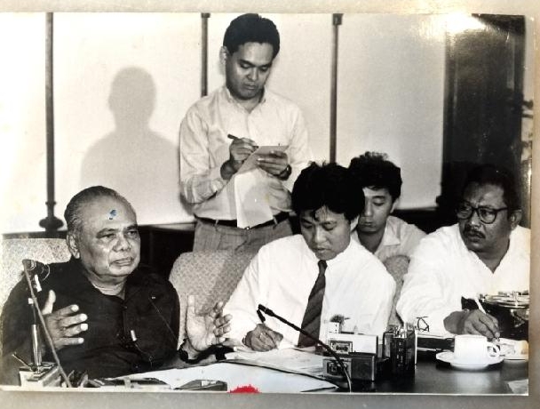 Rozaid (L2), Wong Chun Wai (C) and Kuik Cheng Kang (R2) -- All three ended up as editors-in-chief at their respective organizations later -- interviewing then deputy prime minister Tun Ghafar Baba (L1).