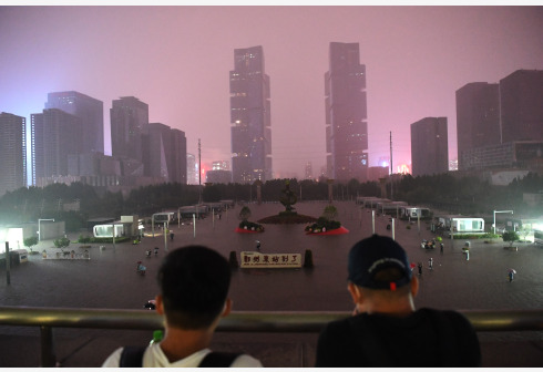 郑州市受强降雨影响，单日降雨量突破历史极值，大量旅客滞留在郑州东站。