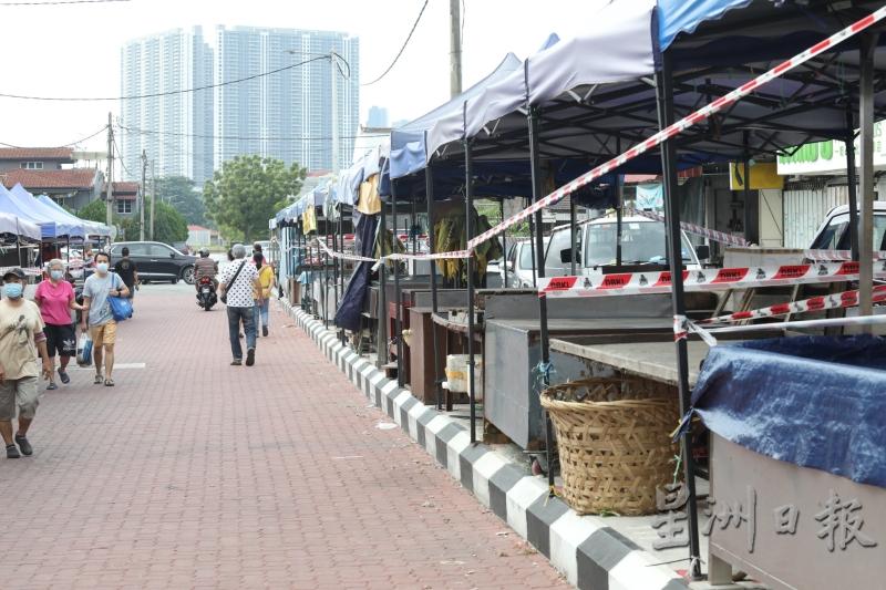吉隆坡市政局将甲洞卫星市巴刹的档口围起警戒线，严禁小贩开档营业。