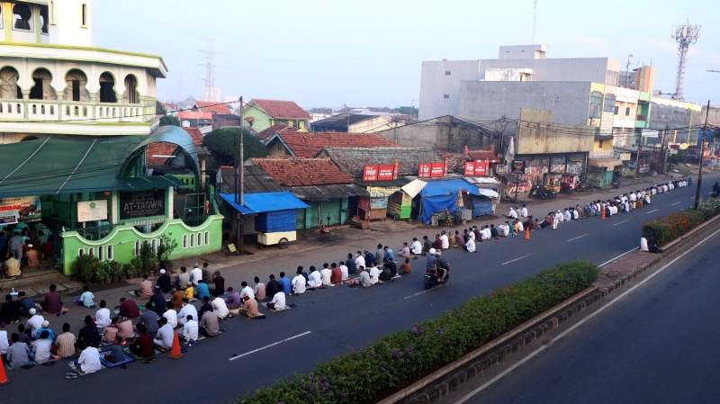 在雅加达市郊南丹格朗的清真寺外，许多穆斯林坐在道路旁席地而坐进行祈祷。（图：法新社）