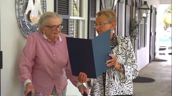 102岁终身献身倡导动物权利的·雷诺兹（左） 受表彰。（互联网照片）