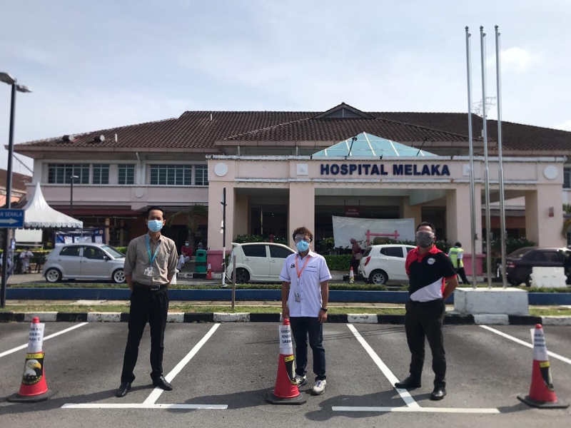 医院公关阿兹拉菲兹（左一起）带李春源及叶汉良参观保留给捐血者的泊车位。