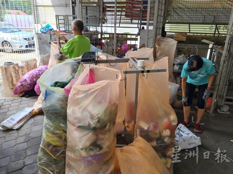 慈济志工趁著公共假日，前往环保站进行资源回收的清理分类。

