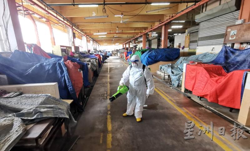 森州行动党消毒行动队到芙蓉公市进行彻底消毒，让贩商能在安全的环境下工作，民众也能在公市重新开放后安心购物。