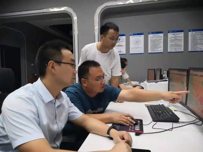 赵建彪于19日晚指导业务人员进行气象服务。

