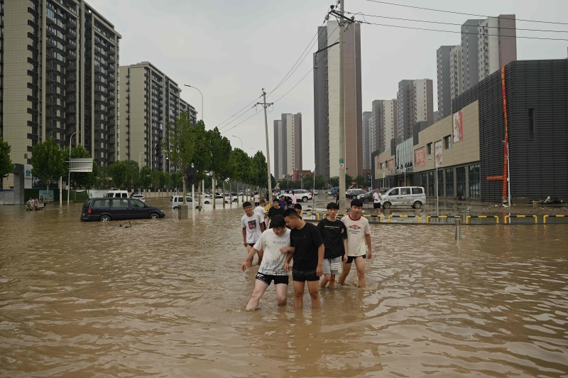 尽管天气已经放晴，但郑州市街道的积水在周四依然未完全消退。（法新社照片）