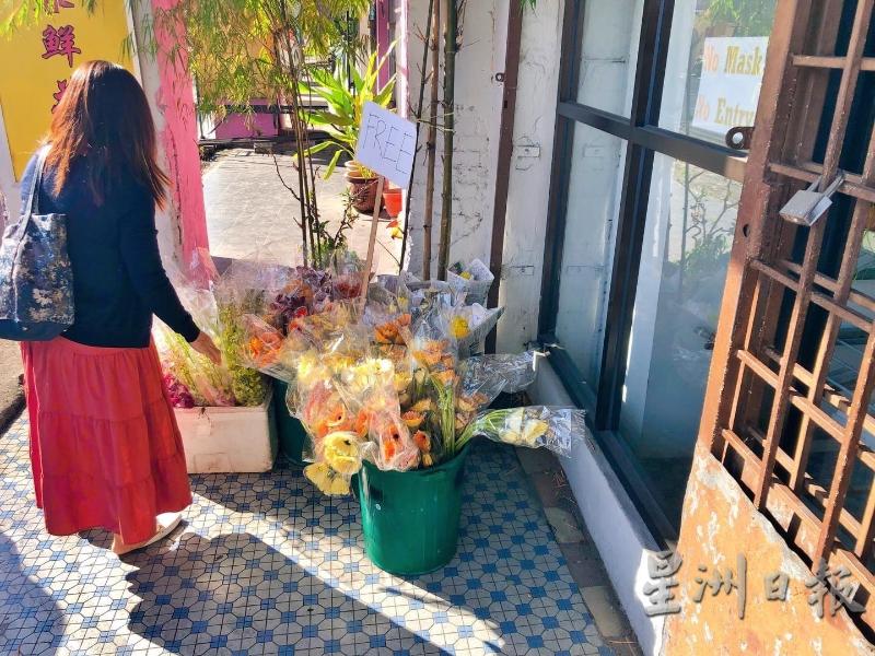 由于鲜花的保鲜期将至，芙蓉鲜花店只好免费送给公众。