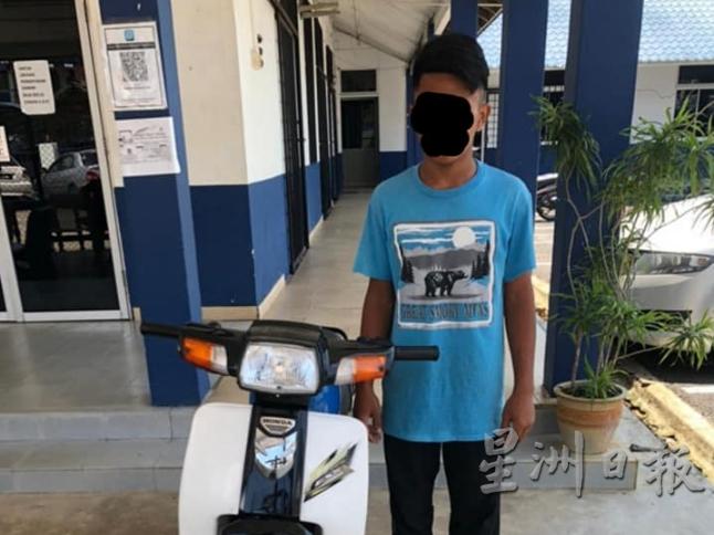 4名违例的年轻摩托车骑士，被带返瓜拉吉赖警局。