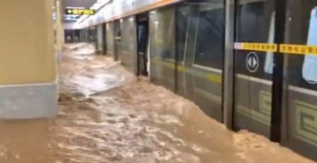 郑州地铁五号线列车淹水，成了一趟没能开到终点的列车。（网络照片）