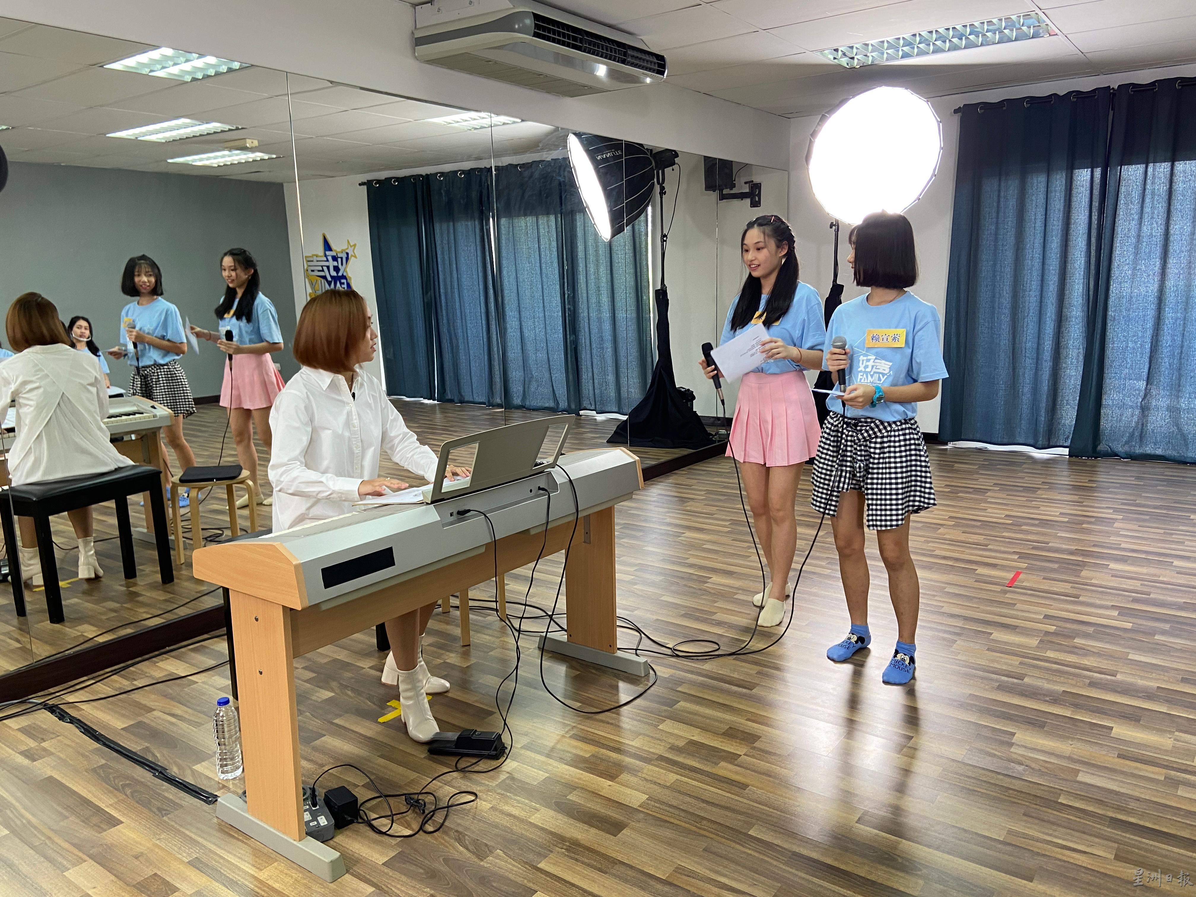 “好声Girls Power”集训特辑中，学员向小老师陈颖恩讨教演唱方法。