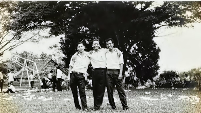 60年代，安顺劳工党在双溪泗里中华小学草场举行野餐聚会。黄瑞同（左起）、陈正华、林荣朝在会上合影。