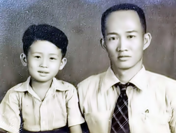 幼年时的陈正华与父亲陈芳添合拍的一张温馨父子照。