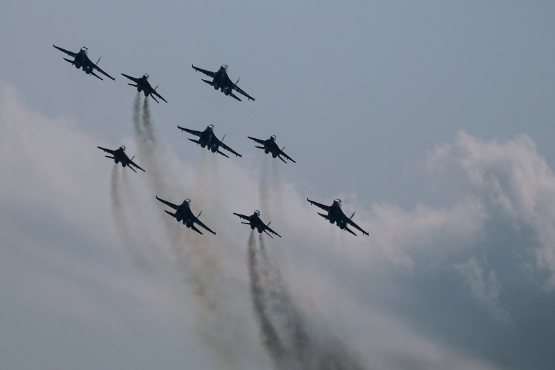 俄罗斯的飞行表演队，在展览现场的天空中大放异彩。（新华社图片）