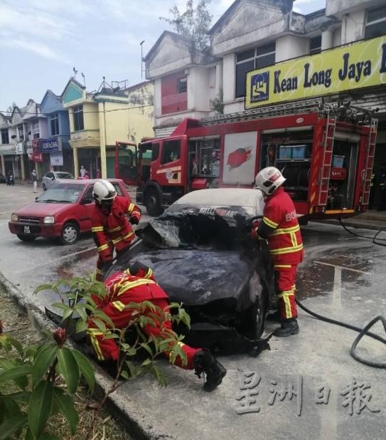 消拯人员成功灭火后，为车辆进行检查。