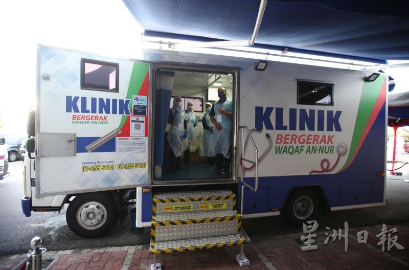 接种冠病疫苖流动卡车走进了人民组屋，为社区弱势群体提供服务。