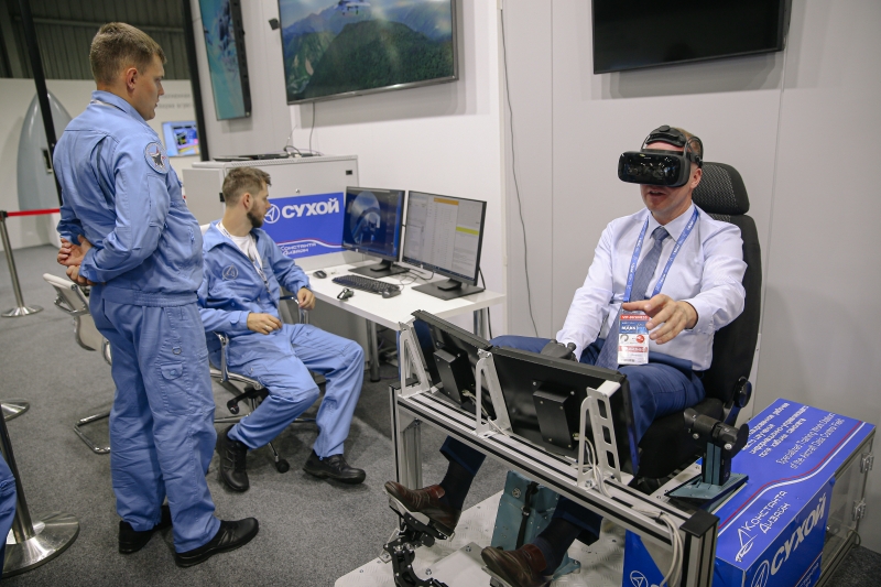 拜虚拟科技所赐，VR技术让与会者可以体验到各种最新的研究成果。（新华社照片）