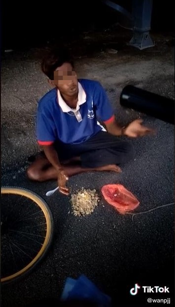 莫哈末里祖安日前在下班途中遇到一名外籍劳工坐在路旁吃饭，而且饭都撒在了柏油路上。