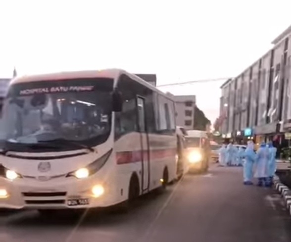 居銮卫生局出动巴士载送病患到隔离中心。（取自ABK脸书）