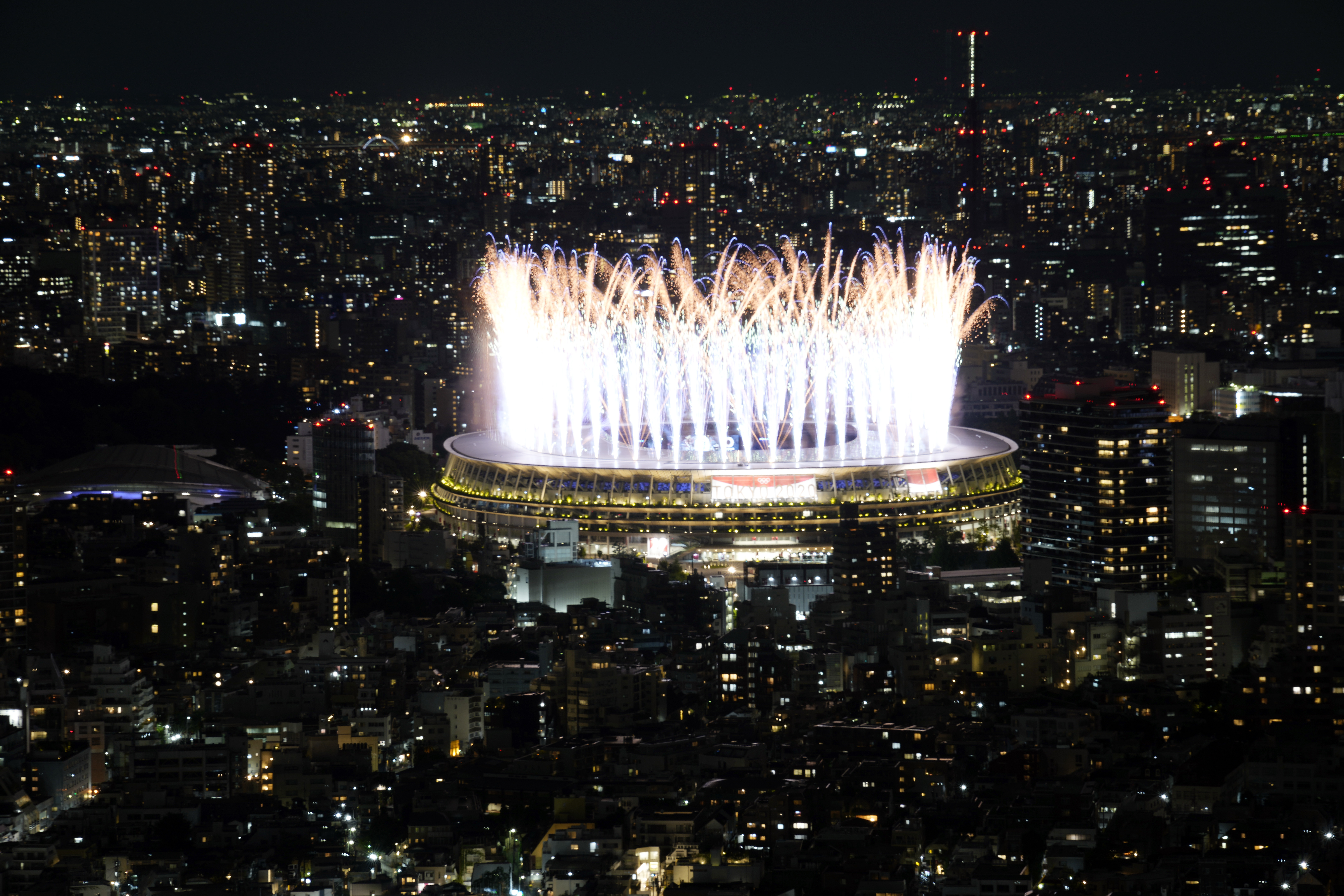 东京奥运开幕式上五彩缤纷的烟花，照亮了东京的夜空、照亮了新国立竞技场。（美联社照片）