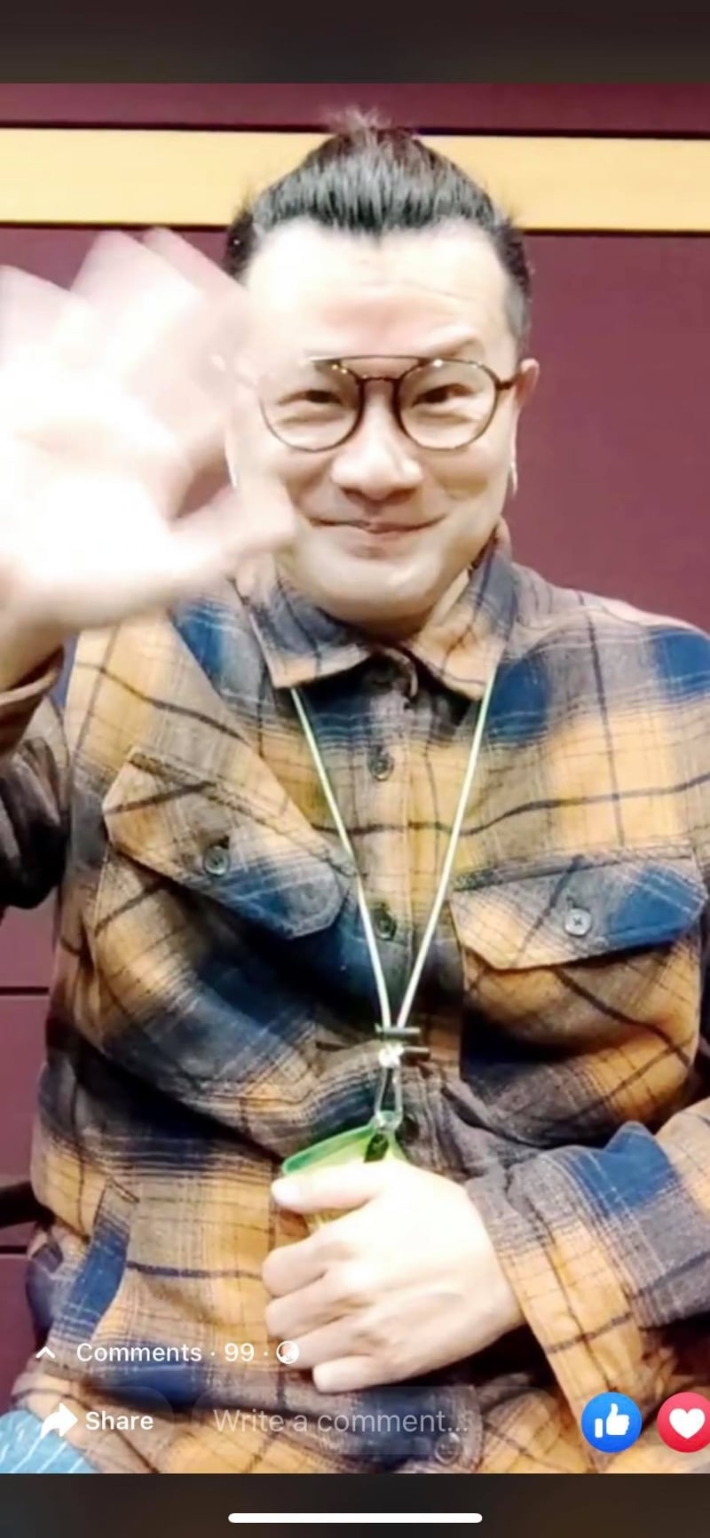 辛伟廉挥手与听众道别。