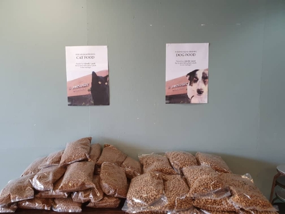 狗粮／猫粮包装为1公斤分量，免费送出给需要的饲主。