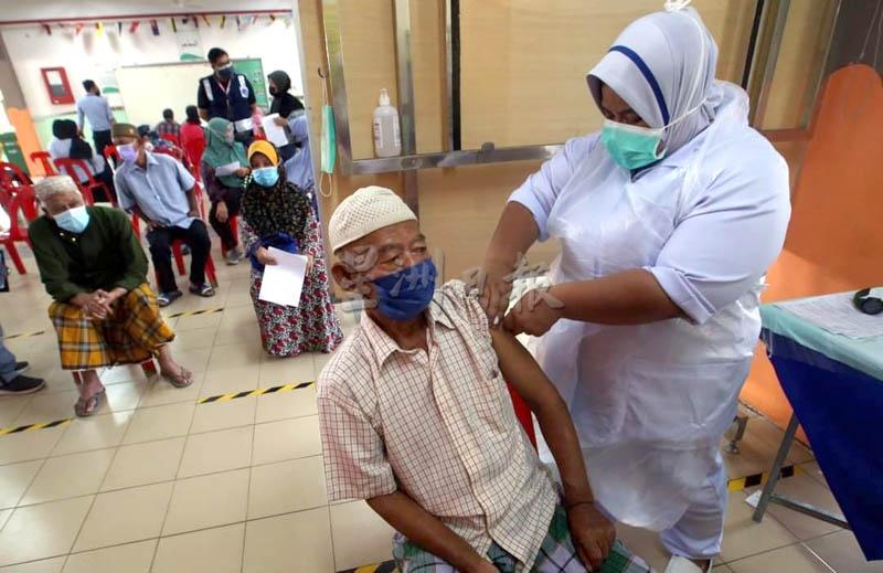槟州首个走入乡村地区的“社区流动接种疫苗”计划，在本南地州选区瓜遮令宗教学校举行。