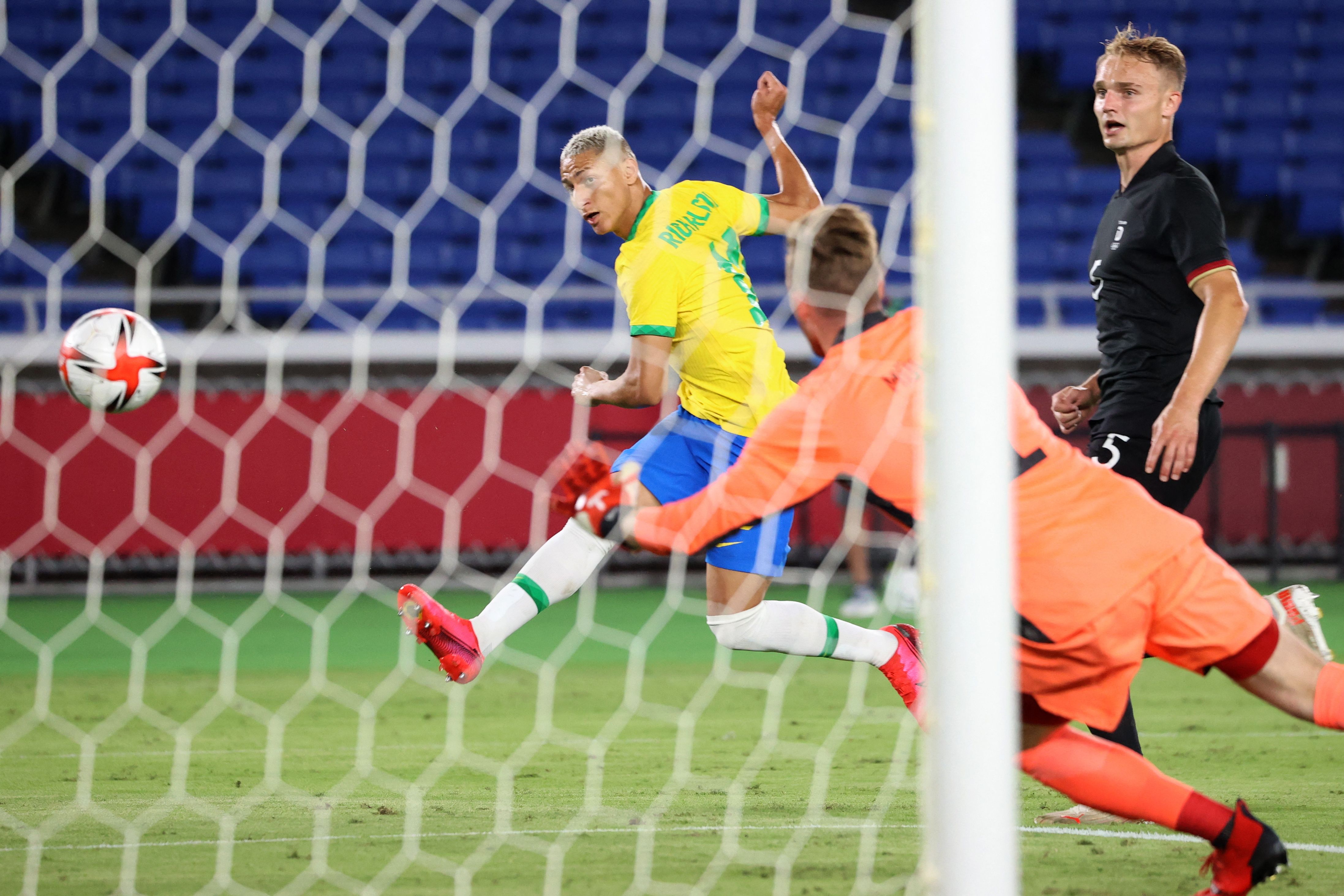 巴西前锋理查利森（左）在对阵德国男足的第7至30分钟连进3球，图为他射门首开纪录。（法新社照片）

