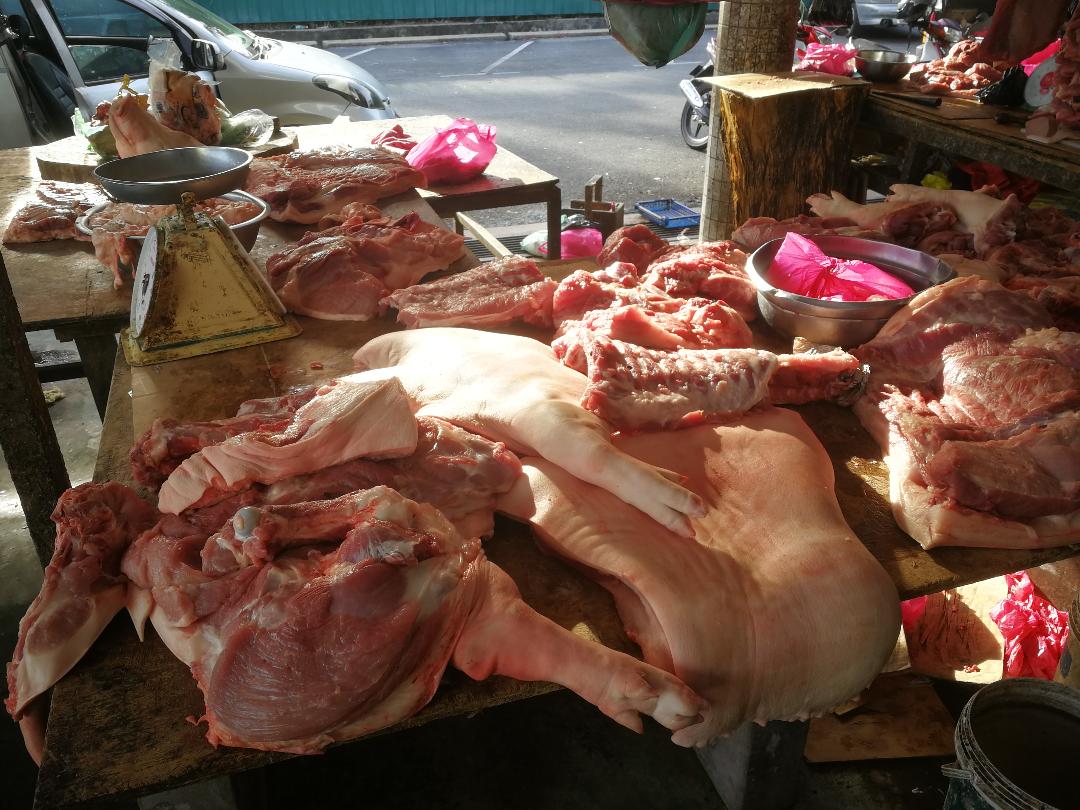 分门别类后的猪肉，各部位的价钱不一样。