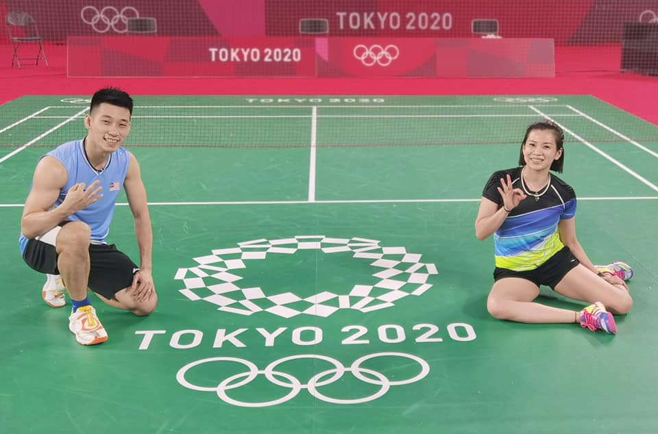 陈炳橓（左）与吴柳莹在东京奥运会首场D组关键战出击香港“双左手组合”邓俊文与谢影雪，希望能终结连败。（陈炳橓脸书照片）

