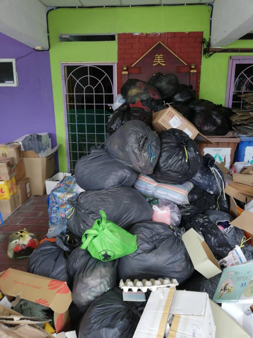 由于回收环保品厂商运作停滞，金宝美门残障关怀基金会门前堆积了许多环保品，暂时无法变卖。