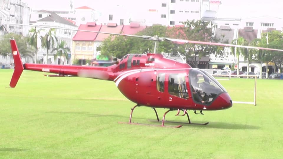 竟然有人为了买扁担饭，用直升机从吉隆坡飞到怡保大草场！（图片来源：马来西亚前锋报）