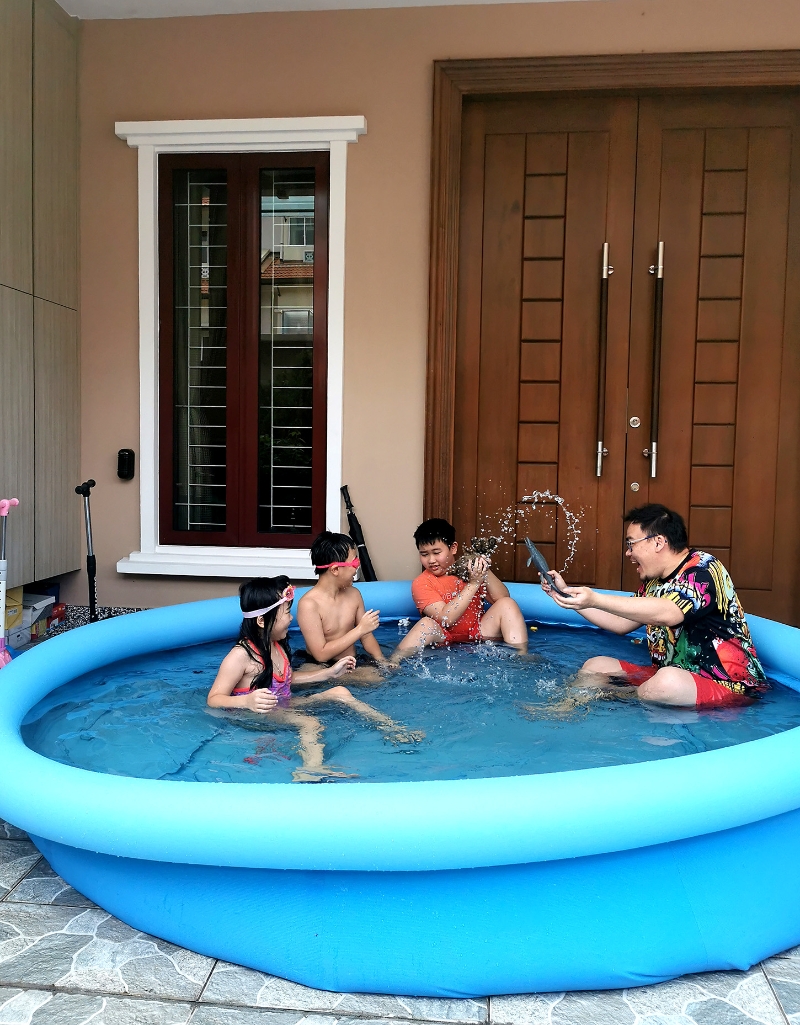 在家门外置上泳池，小朋友跃进玩水，即可消暑也能增加亲子乐。