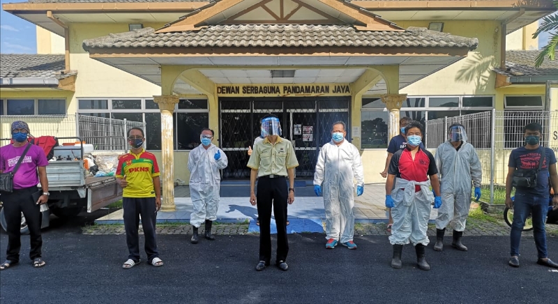 在杨文来（中）安排下，一组消毒队于周五上午到班达马兰再也进行大消毒。