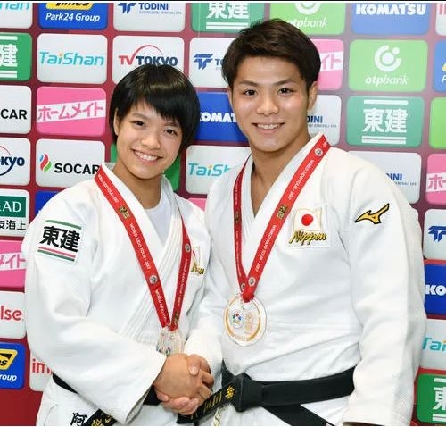 在2018年柔道世锦赛齐齐获得金牌的阿部诗和哥哥阿部一二三（右）将联手参加东京奥运会，两人都是日本的夺金希望。