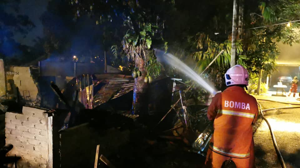 消拯局人员使用强力水柱灌水灭火。