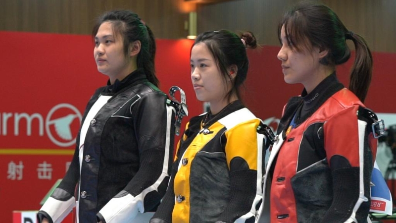 王璐瑶（右起）和杨倩，将肩负着为中国争夺东京奥运会首金的重任。（新华社照片）