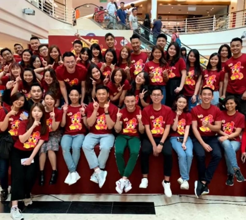 One FM众DJ和工作人员往年倾巢而出宣传新年专辑，十分热闹。