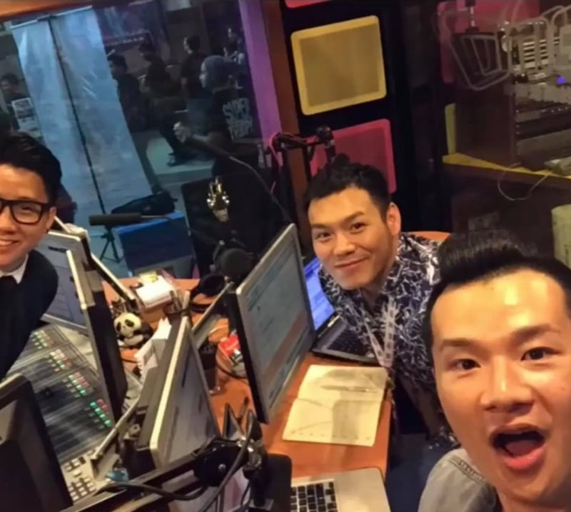 辛伟廉与翁书尉目前主持早晨节目《Morning Kaki》。