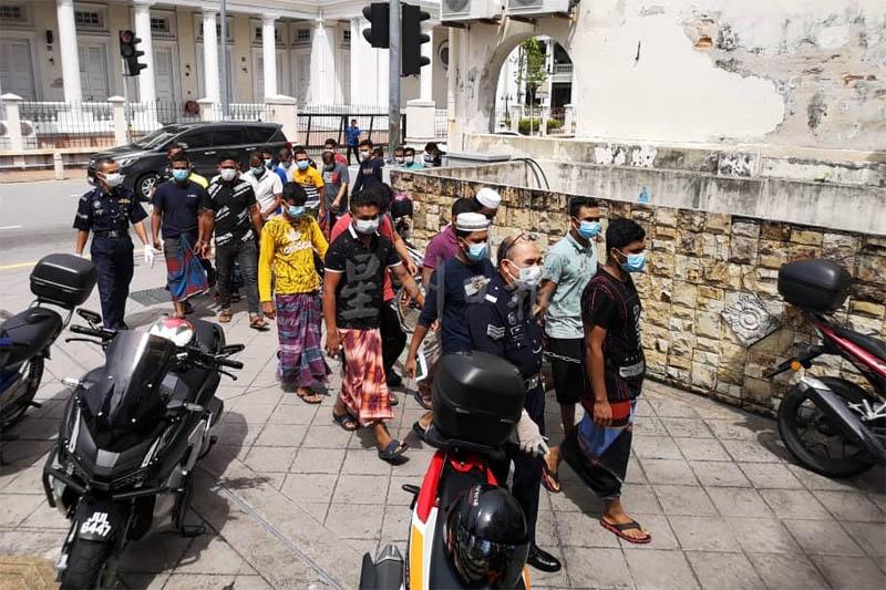 25名孟加拉籍劳工今早被押往槟城法庭面控。